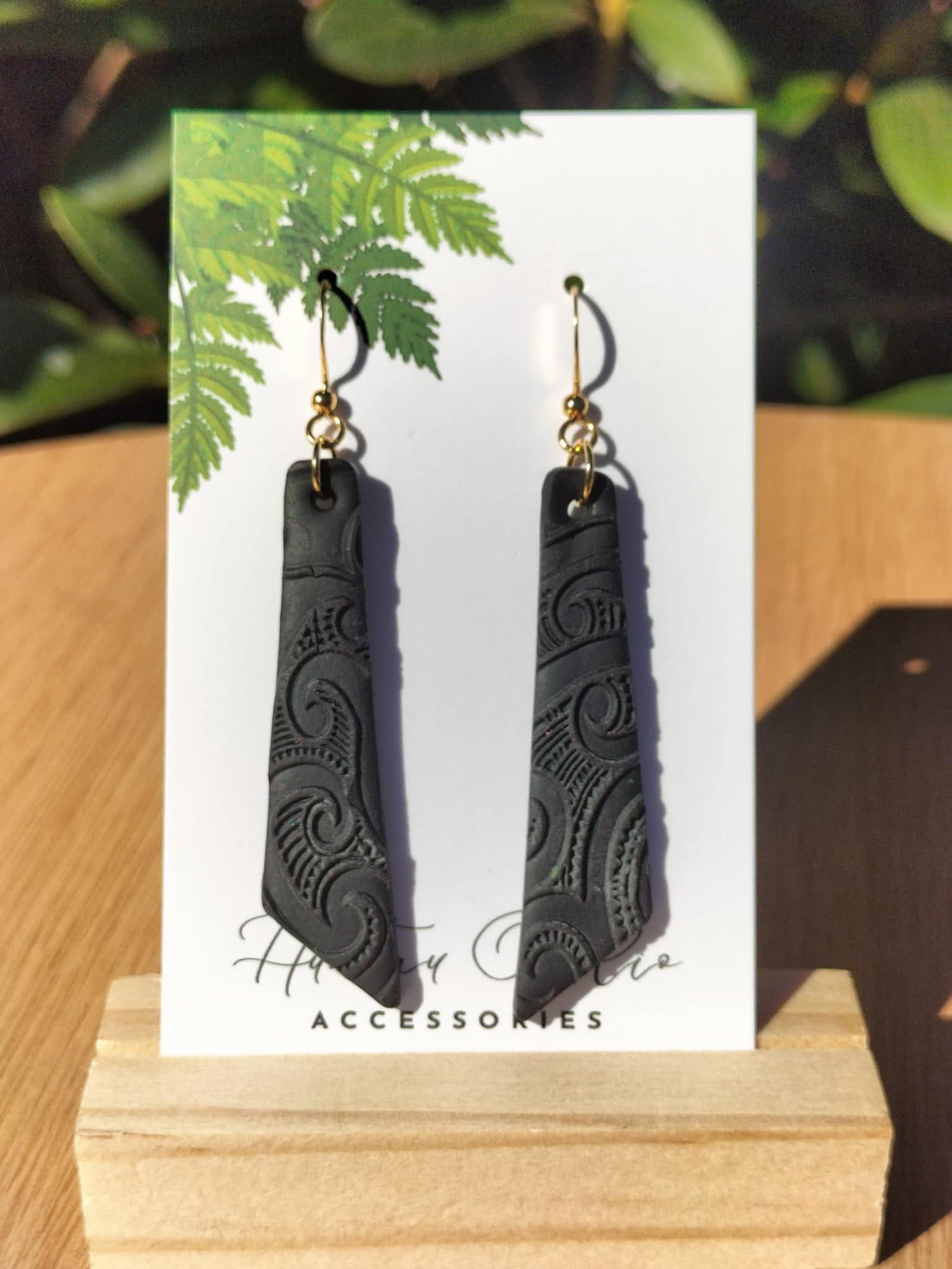 Mangu (BLACK EARRINGS)