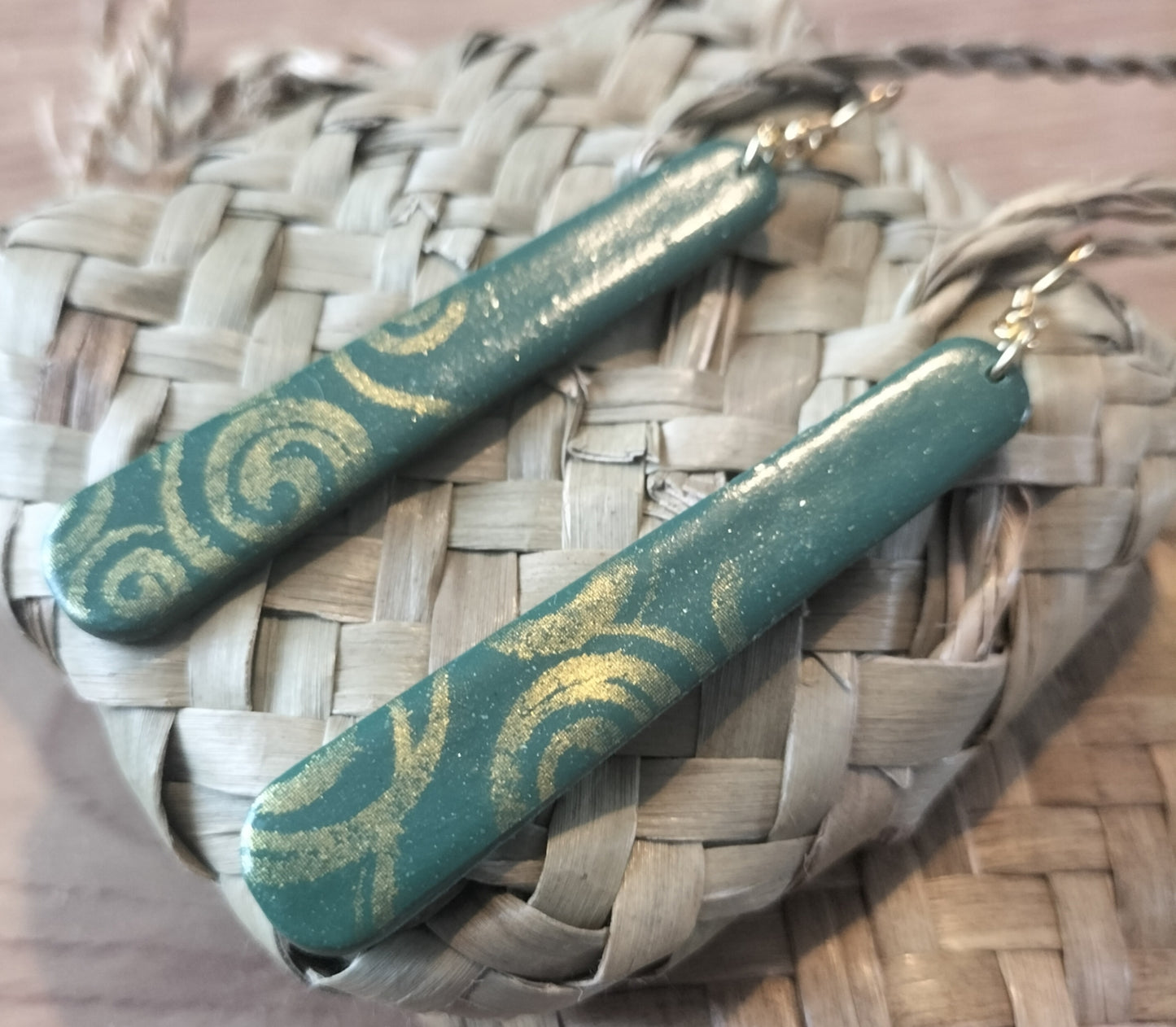 Tekau mā whitu - Green, Shade of Gold.