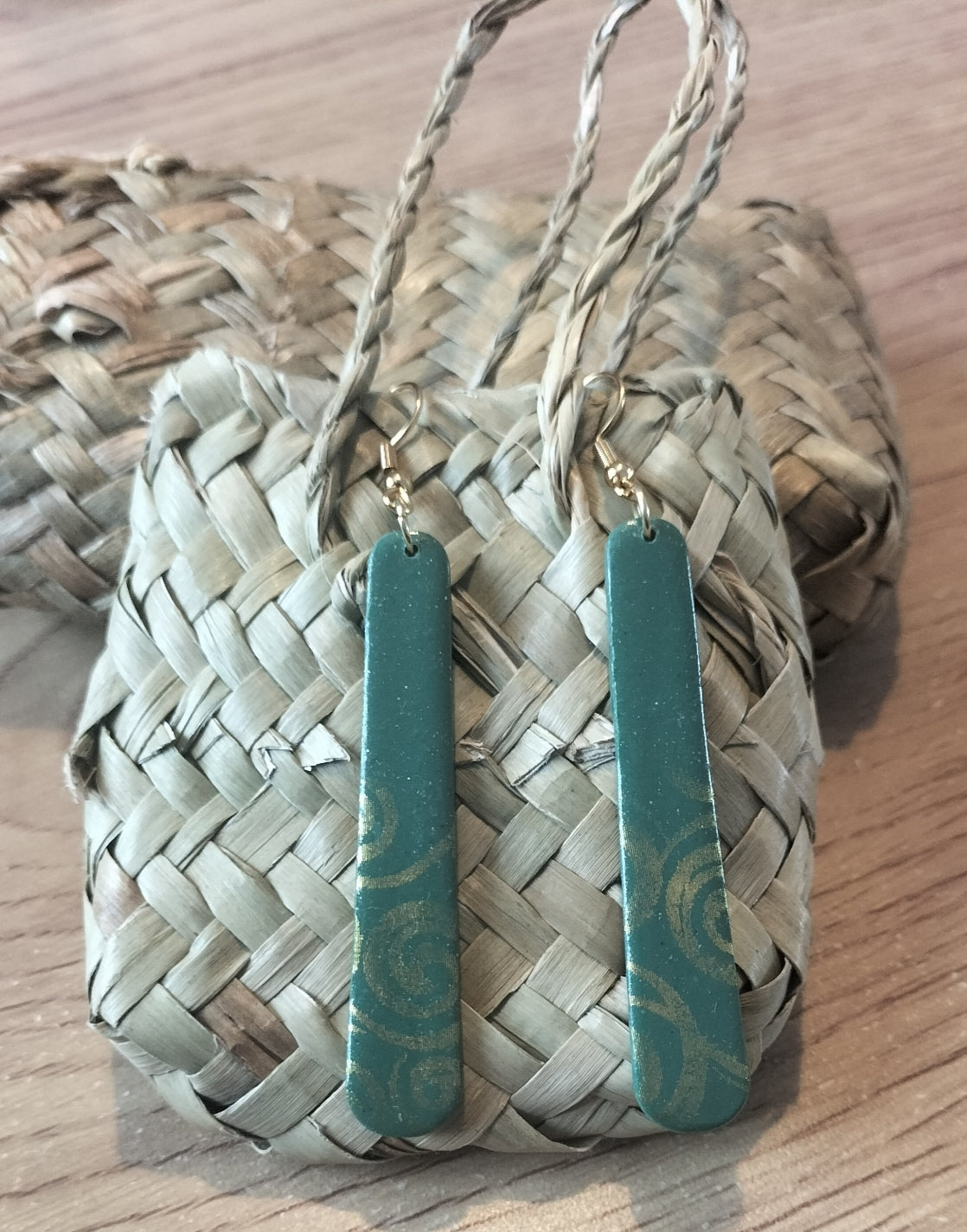 Tekau mā whitu - Green, Shade of Gold.