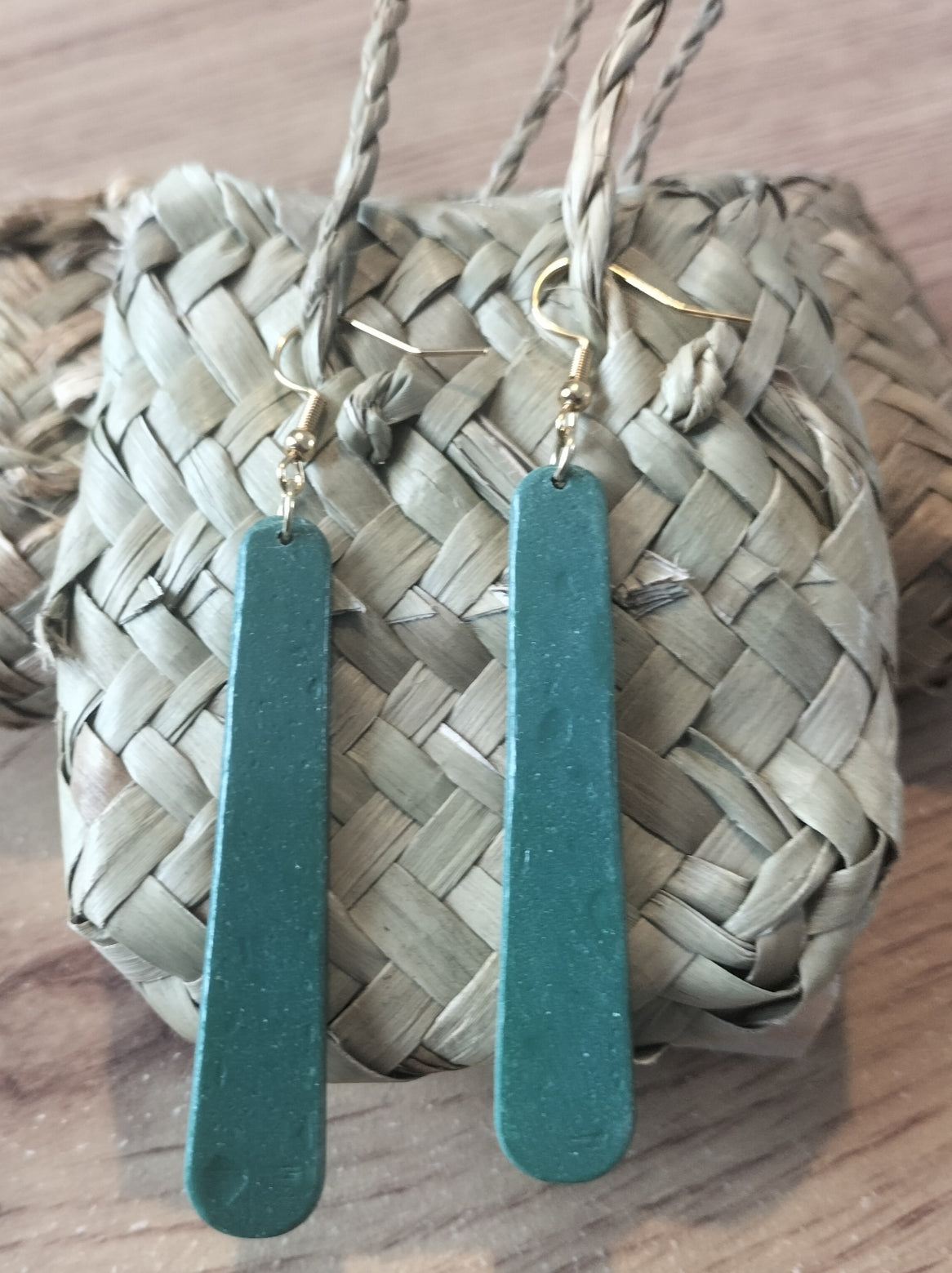 Tekau mā whitu - Green, Shade of Gold.