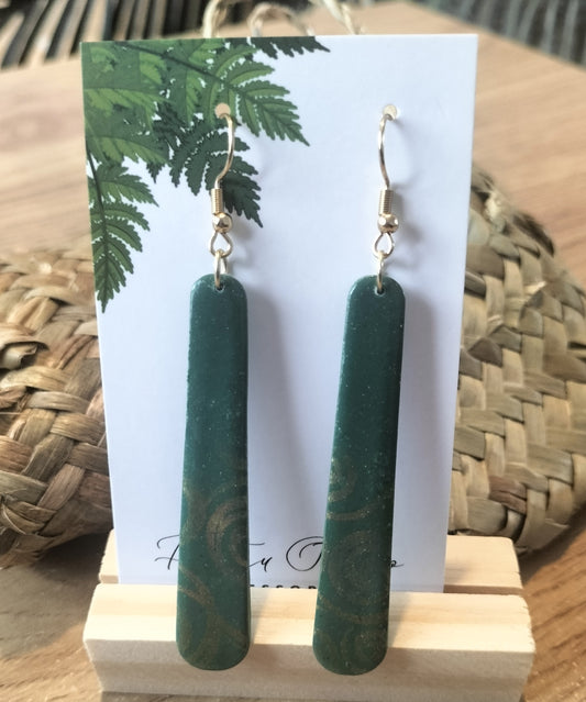 Tekau mā whitu - Green, Shade of Gold.