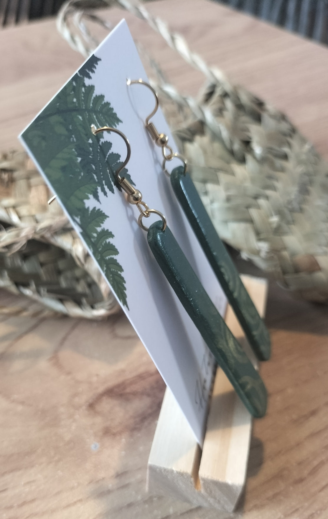 Tekau mā whitu - Green, Shade of Gold.