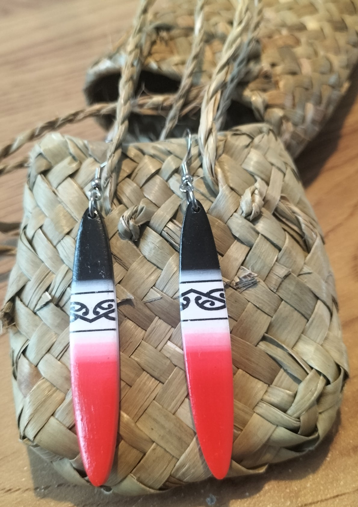 Black, White, Red - Tekau mā rua